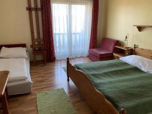 A bed or beds in a room at Hotel Garni Haus am Wald