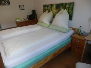 Ein Bett oder Betten in einem Zimmer der Unterkunft Bed & Breakfast Engen