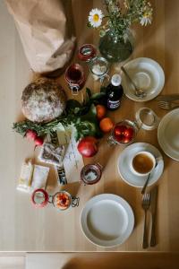 una mesa con platos de comida en una mesa en Schtûbat (Contactless Check-In), en Andelsbuch