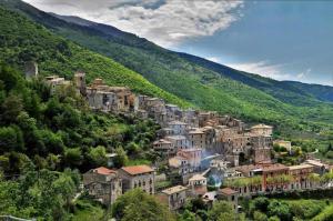 a village on the side of a mountain at B&B La casa dei nonni in San Donato Val di Comino