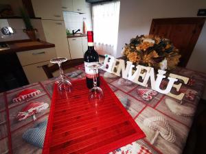 een fles wijn en twee glazen op een tafel bij Casa Davide in Dolcedo