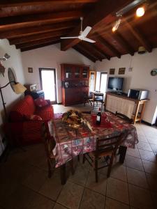 een woonkamer met een tafel en een bank bij Casa Davide in Dolcedo