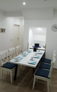 comedor con mesa blanca y sillas en Haus Harzland en Wernigerode