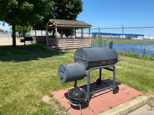 una parrilla de barbacoa con una sartén y una casa en Days Inn by Wyndham Morton, en Morton