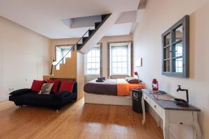 Schlafzimmer mit einem Bett, einem Schreibtisch und einem Stuhl in der Unterkunft Studio with terrace @ historic center in Porto