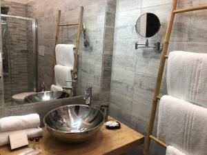 a bathroom with a bowl sink and a shower at Deluxe B&B Centrocitta in Reggio di Calabria