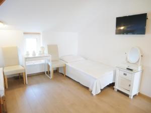 Telewizja i/lub zestaw kina domowego w obiekcie Słoneczny Dom pokoje i apartament na wynajem