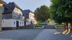 una casa con un coche aparcado en la entrada en Schlossblick Herborn, en Herborn