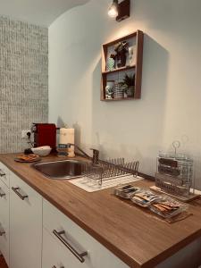 A kitchen or kitchenette at La Casa Di Ago
