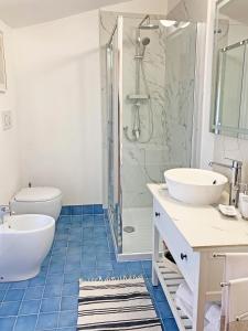 ein Bad mit 2 Waschbecken und einer Dusche in der Unterkunft S.M. IL CASTRO in Monteriggioni