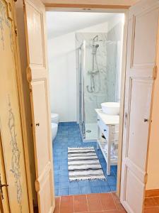 ein Bad mit einer Dusche, einem Waschbecken und einem WC in der Unterkunft S.M. IL CASTRO in Monteriggioni