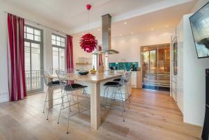 ein Esszimmer und eine Küche mit Tisch und Stühlen in der Unterkunft Villa Theres Dolphin in Ostseebad Sellin