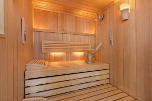eine Sauna mit einer Bank in einem Holzzimmer in der Unterkunft Villa Theres Dolphin in Ostseebad Sellin