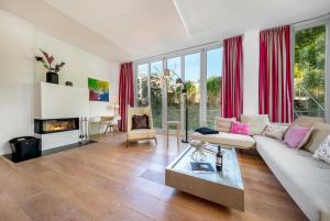 ein Wohnzimmer mit Couch und Kamin in der Unterkunft Villa Theres Dolphin in Ostseebad Sellin