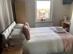 A bed or beds in a room at Seacrest Guest House 