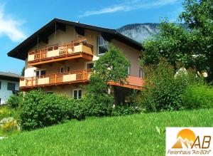 ein Gebäude mit Holzbalkonen auf der Seite in der Unterkunft Ferienhaus AB in Söll