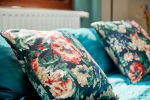 アントワープにあるHouse of Magicの花の枕が置かれたソファー