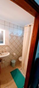 bagno con doccia, lavandino e servizi igienici di Mariaeva Rooms a Lentas