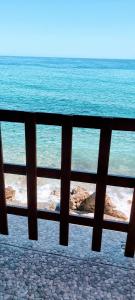 una vista sull'oceano da una recinzione di legno di Mariaeva Rooms a Lentas