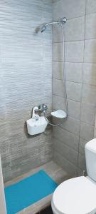 bagno con lavandino e servizi igienici di Mariaeva Rooms a Lentas