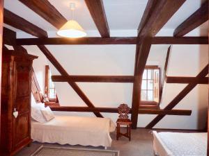 Säng eller sängar i ett rum på ADRIHOF à Riquewihr, Cour de l'Abbaye d'Autrey