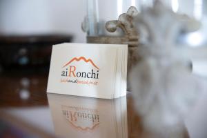 een doos bovenop een tafel met een kraan bij Ai Ronchi B&B in Riva di Solto