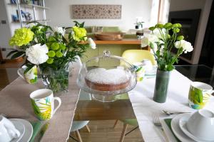 een tafel met een glazen kom gevuld met poedersuiker bij Ai Ronchi B&B in Riva di Solto