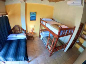 Pograd oz. pogradi v sobi nastanitve Hostal moai