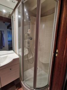 La salle de bains est pourvue d'une douche et d'un lavabo. dans l'établissement Le Petit Michelet, à Granville