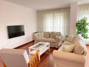 uma sala de estar com dois sofás e uma televisão em OH LA LIFE MAMMA MIA! em Noya