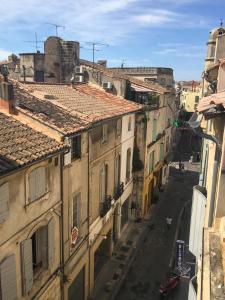 una vista aérea de un callejón con edificios en Arles sous les toits - Terrasse proche des arènes, en Arles