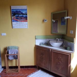 a bathroom with a sink and a mirror at Les Tournesols in Mallemort