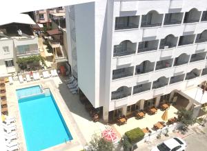 an overhead view of a building with a swimming pool at Altinersan Hotel in Didim