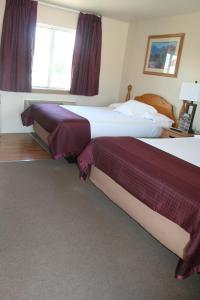 Una habitación de hotel con dos camas y una ventana. en Hatch Station Bryce Canyon, en Hatch