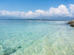 a large body of water with clear water at Alibaba Bungalows in Gili Air