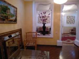 una sala de estar con un jarrón de flores en la pared en Hotel Edemi Castle, en Kutaisi