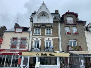 a building with a sign that reads no ball mice at vue sur mer in Cancale