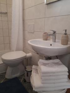 łazienka z umywalką, toaletą i ręcznikami w obiekcie Old Town Studio w mieście Novigrad +22 zdjęcia