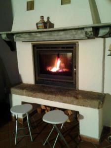 ピティリアーノにあるTufolettoの暖炉(前にスツール2脚付)