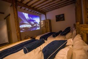 two beds in a room with a large screen at Lijiang Yunqi Holiday Guesthouse in Lijiang