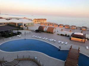 una vista sul mare di un resort con una grande piscina di Aysberq Resort a Baku