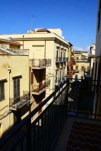 カステッランマーレ・デル・ゴルフォにあるAgliastri Apartmentsの建物のバルコニーからの眺め