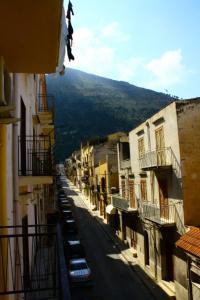 カステッランマーレ・デル・ゴルフォにあるAgliastri Apartmentsの建物と山を背景にした街道