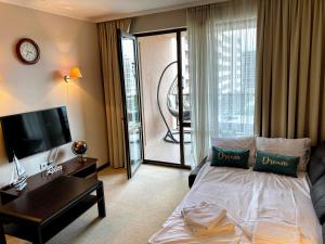 En eller flere senger på et rom på Royal Beach Premium
