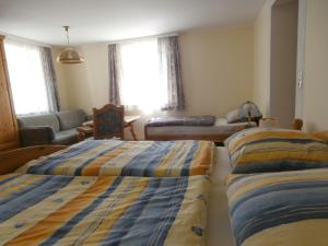 1 dormitorio con 2 camas y sala de estar en Ferienwohnung Bluemelhube Wohnung Anja, en Vordernberg
