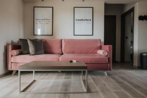 1 sofá rojo en la sala de estar con mesa de centro en Sivota luxury collection en Sivota