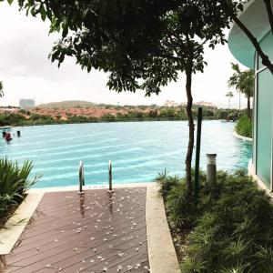 een uitzicht op een rivier vanuit een huis met een zwembad bij LA 1 Homestay Putrajaya Dwiputra in Putrajaya