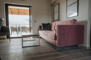 sala de estar con sofá rojo y mesa en Sivota luxury collection en Sivota