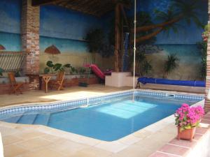 una piscina en una casa con patio en Studio Au Clos Saint Georges , piscine et Spa, en Saint-Jory