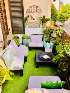 ストラスブールにあるla terrasse Desaixの白いソファ、テーブル、植物のあるパティオ